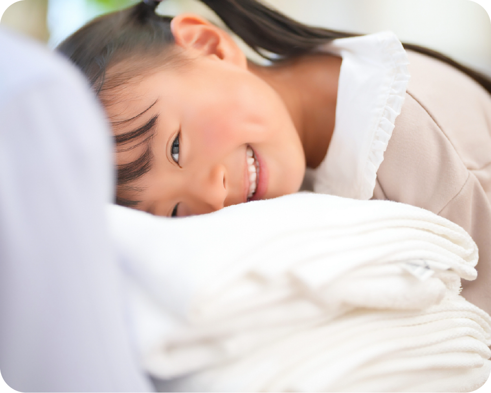 清潔なタオルで眠る子ども